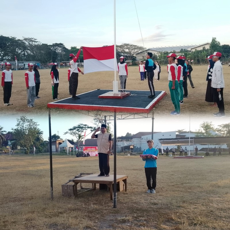 Foto Suasana Khidmat Plt. Camat Mastur, Sp, M.Si Memberikan Hormat kepada Sang Saka Merah Putih saat Gladi Bersih Apel 17 Agustus 2025 di Lapangan Gora Sakra (Dok. Pribadi)
